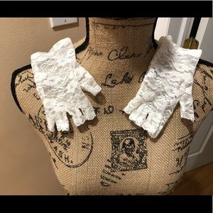 Lace fingerless gloves*